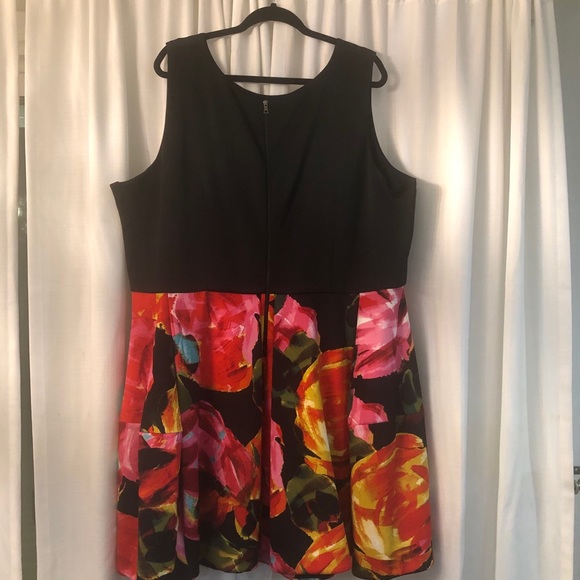 Plus size black and floral dress with pockets - Picture 2 of 9